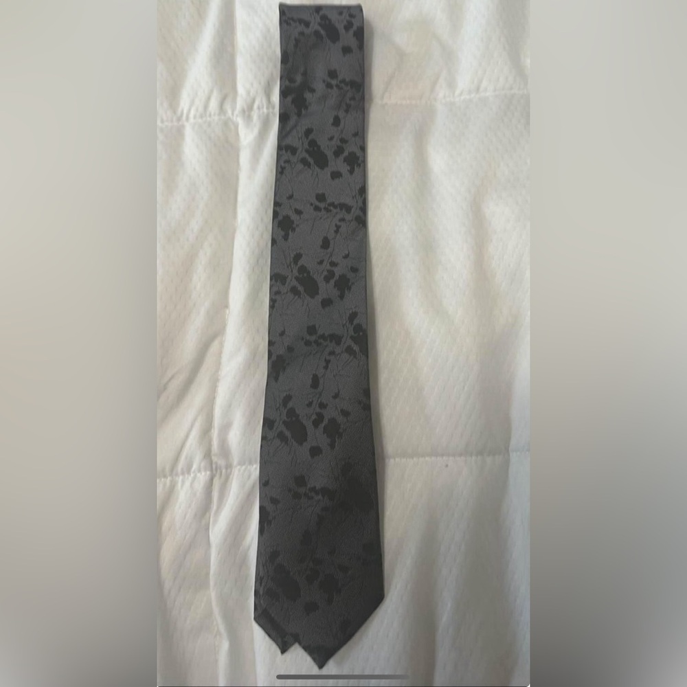 Men’s black and gray floral tie